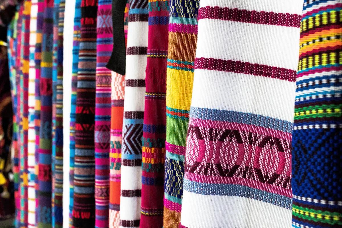 Tejidos colgados en un mercado de Antigua Guatemala