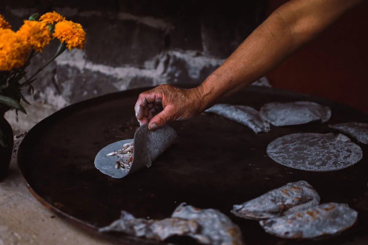 Manos trabajando en un comal