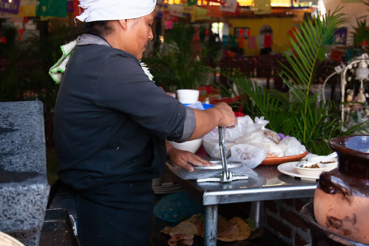 Una vendedora preparando tortillas en su puesto